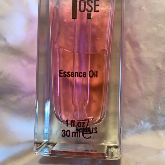 Pixi Beauty +Rose Essence Oil - Picture 3 of 3